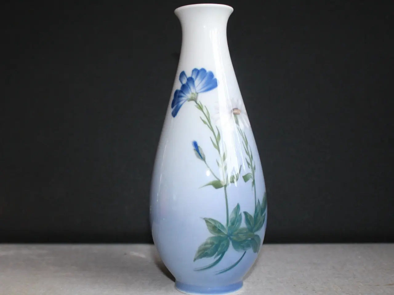 Billede 1 - Vase med blomster fra Royal Copenhagen