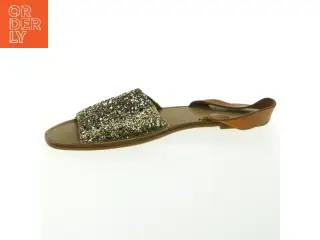 Glimmersandaler fra Pieces (str. 39 )