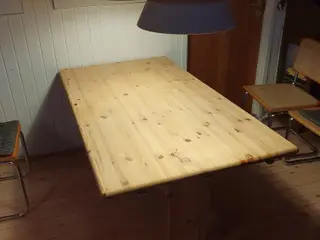 Istandsat Spisebord i Fyrretræ
