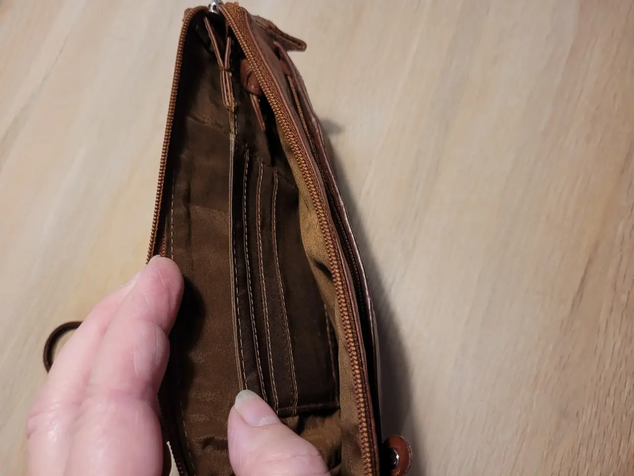Billede 3 - Lækker blød brun læder Clutch med skulder rem