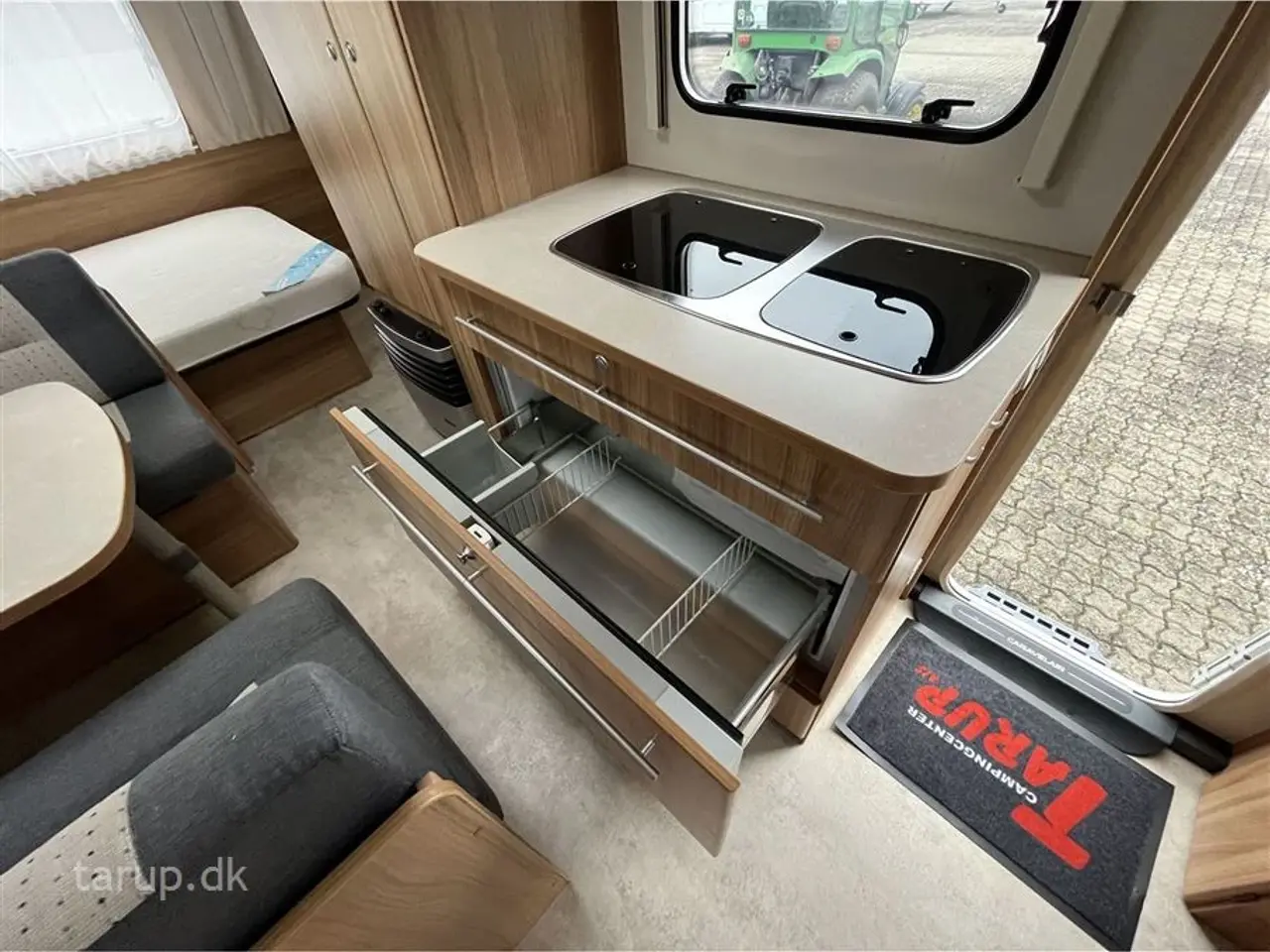 Billede 14 - 2014 - Caravelair Antares Luxe 527   Fortelt: Isabella Commodore Concept, mover, tv-antenne, sidesiddegruppe, kompressor køleskab m/ frostboks, 3 køjer og dobbeltseng