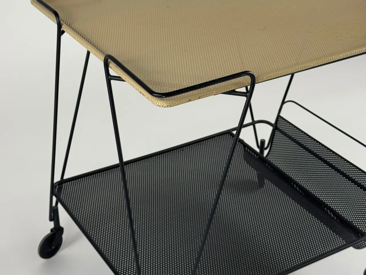Billede 4 - GUBI Matégot Trolley – Beige/Sort