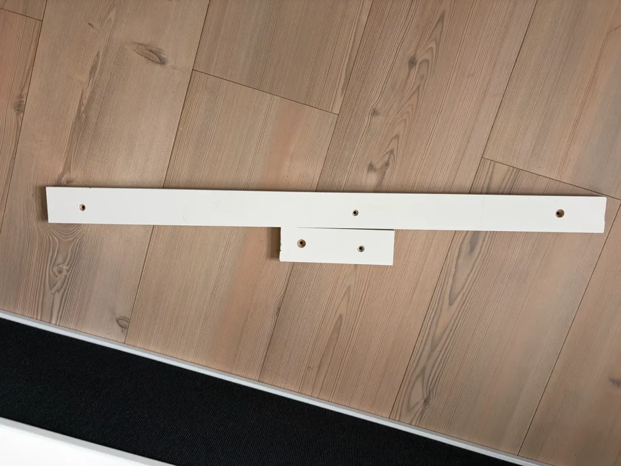 Billede 4 - Square hvid væghængt tv-møbel med sort stofklap.