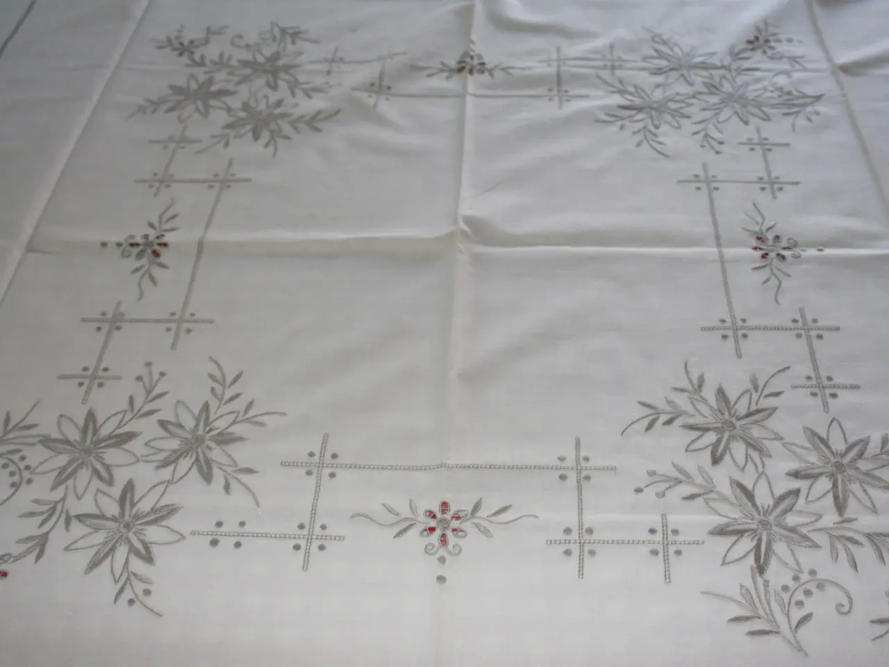 Billede 2 - Broderet dug, 120 x 120 cm