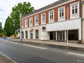 71 m² veldisponeret lejemål til butik med en god og synlig beliggenhed ud til Danmarksgade i Fredericia centrum.