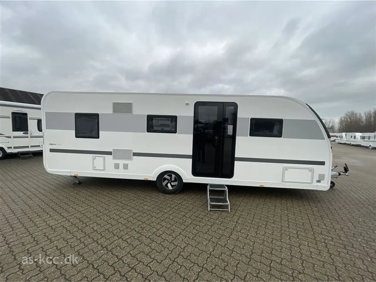 Billede 2 - 2022 - Adria Alpina 663 PT   Adria Alpina 663 PT årg. 2022 7 sovepladser, 6 siddepladser Isabella Commodore 3 m fortelt. Duo Control, Støttebensplader.