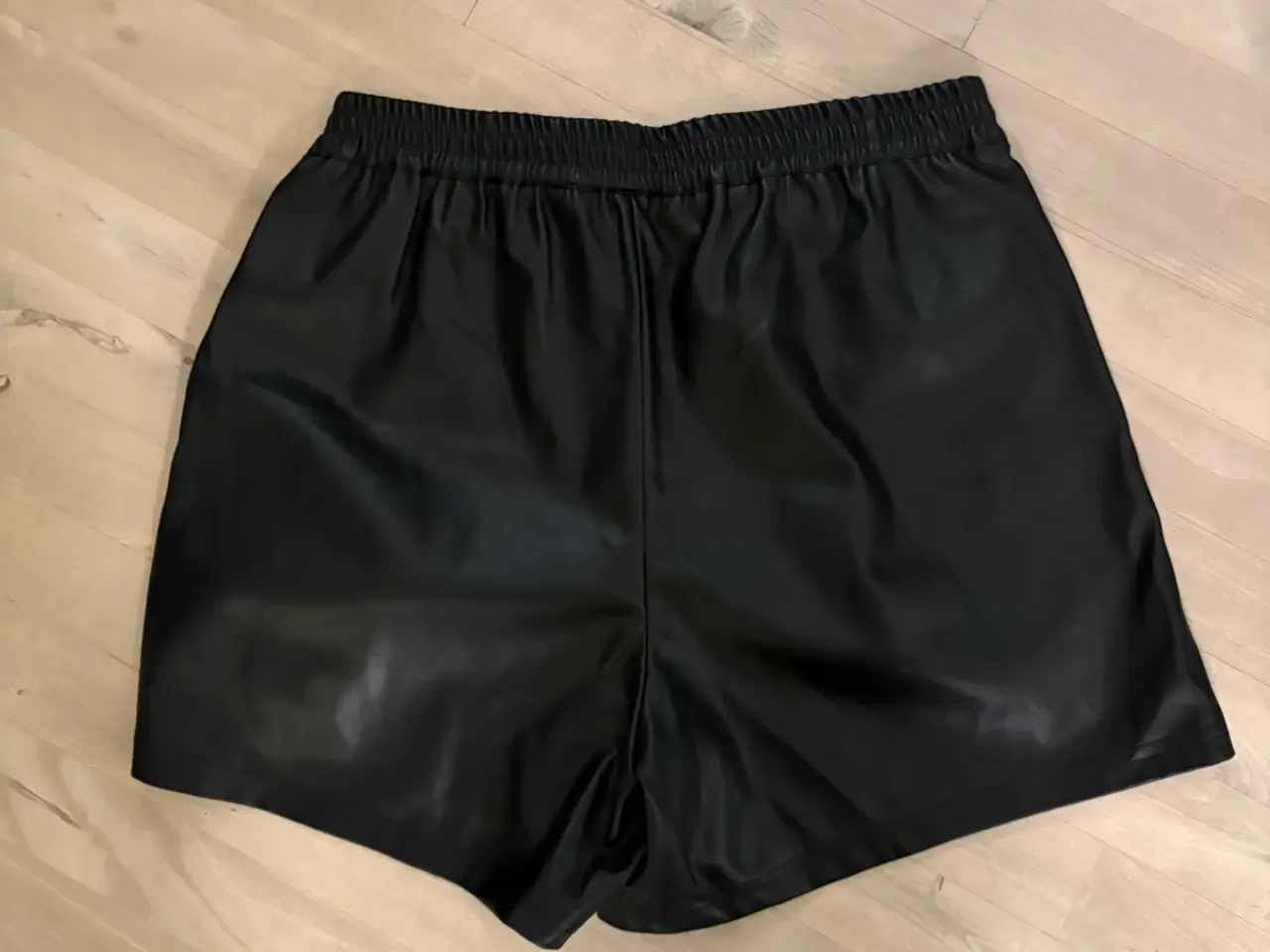 Billede 2 - Smarte sorte shorts i imiteret læder i str. 44