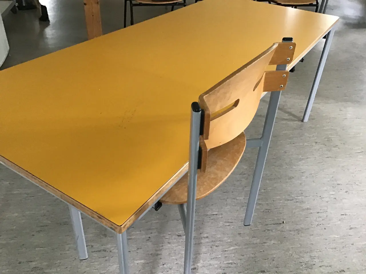 Billede 2 - 50 stk solide stole sælges for 20 kr. stykket