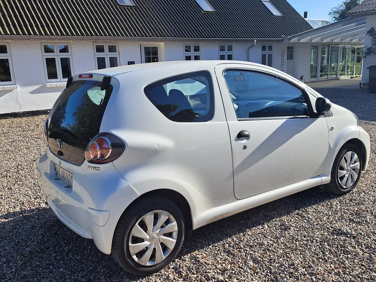 Billede 2 - helt nysynet Aygo sælges med vinterdæk