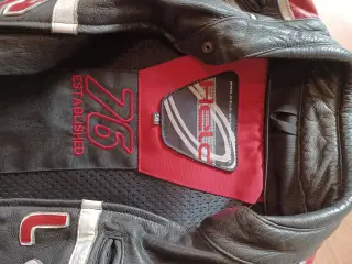 Læderjakke til motorcykelkørsel.