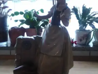 NAO Pige ved Brønd stentøj
