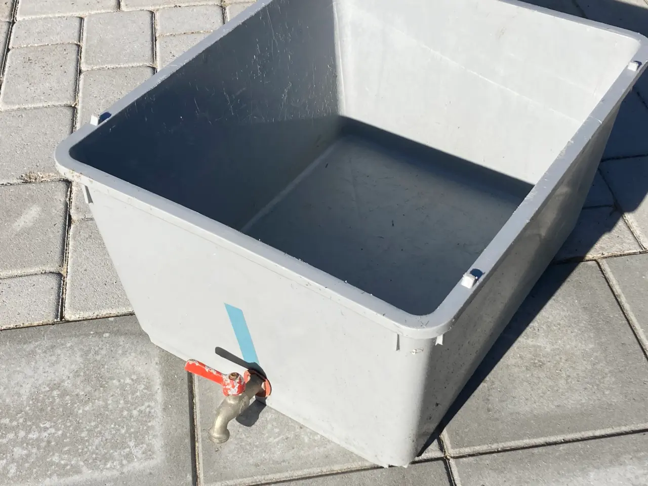Billede 1 - Fiskekasse i hård plast, 80 liter