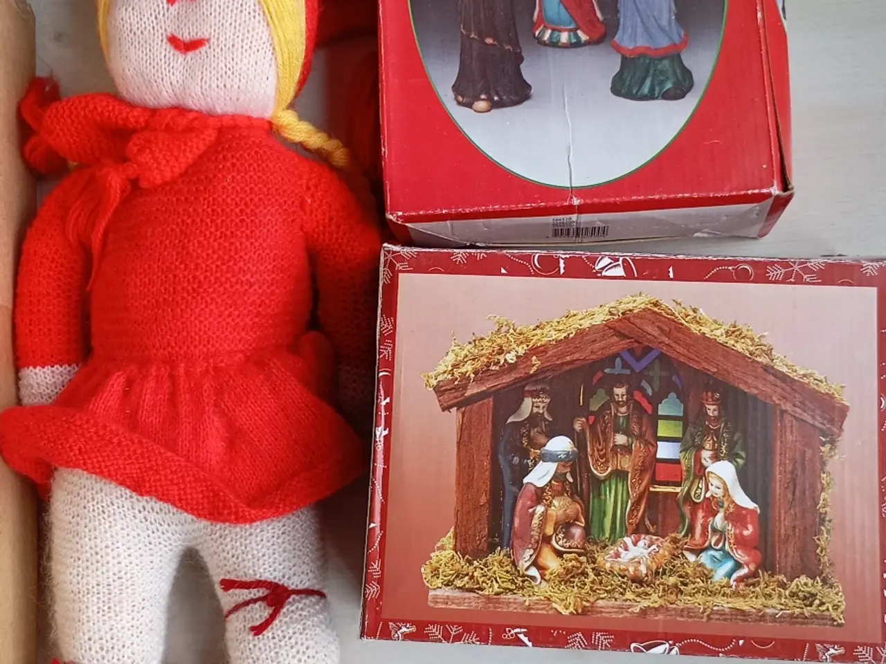 Billede 2 - Julepynt. En stor flyttekasse fyldt. Nyt og gammel