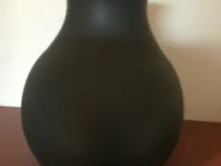 Menu gummi vase i sort