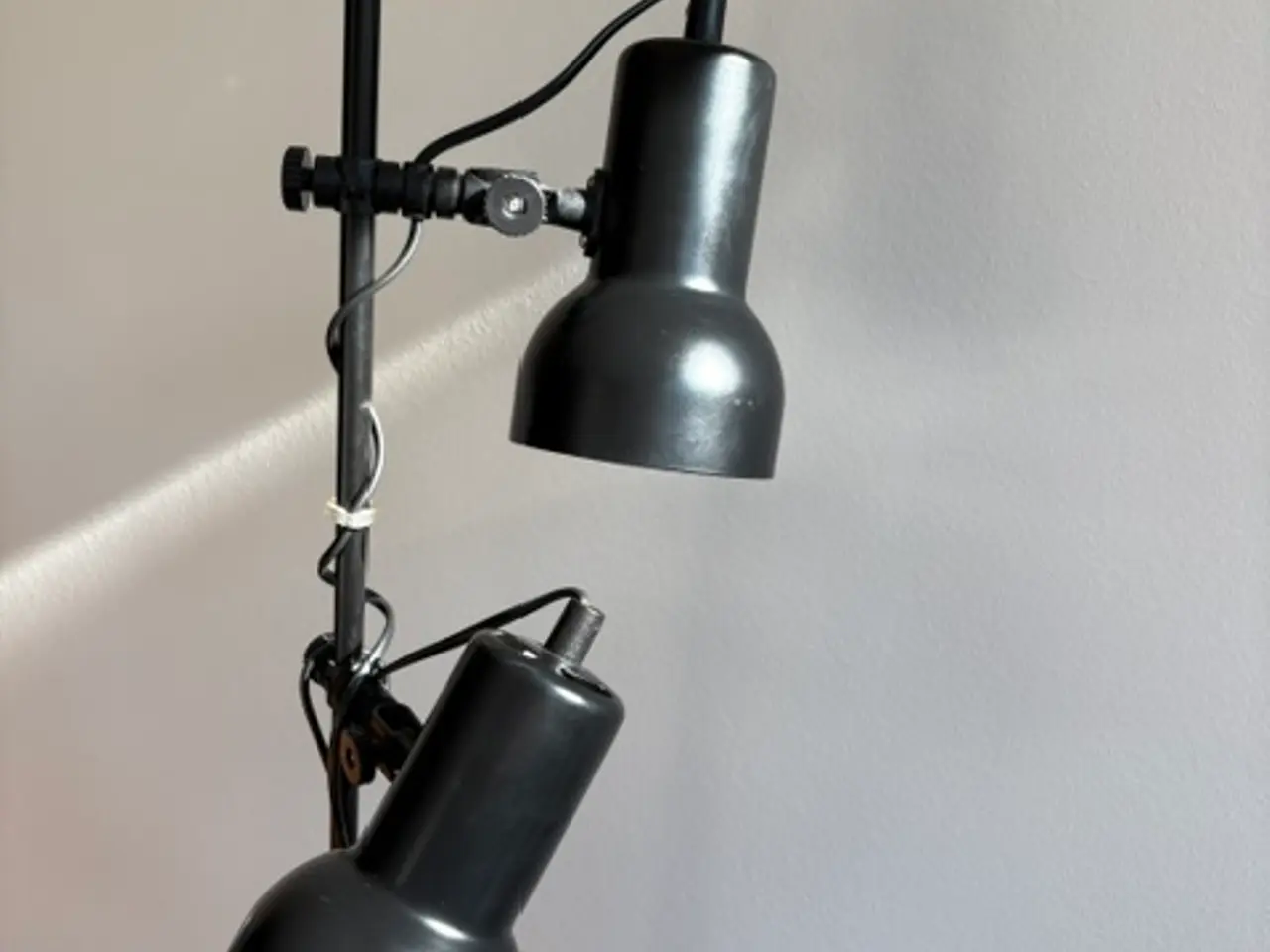Billede 3 - Gulvlampe med to justerbare spots i sort