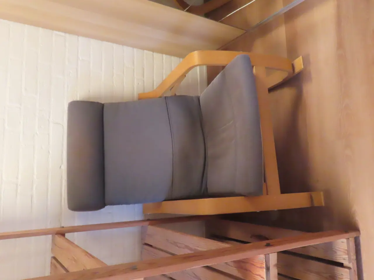 Billede 3 - Indhold på værelse af bord, køjeseng, skab mv.