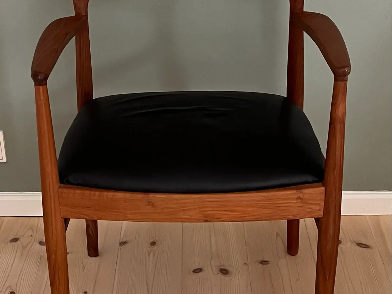 Billede 1 - Armstol i teak og sort læder