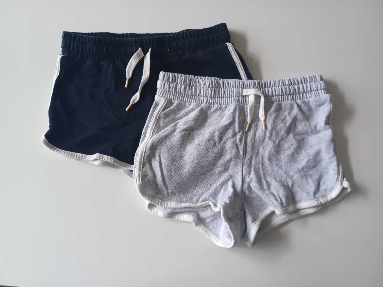 Billede 1 - 2 par shorts størrelse 140 Brugte men fine