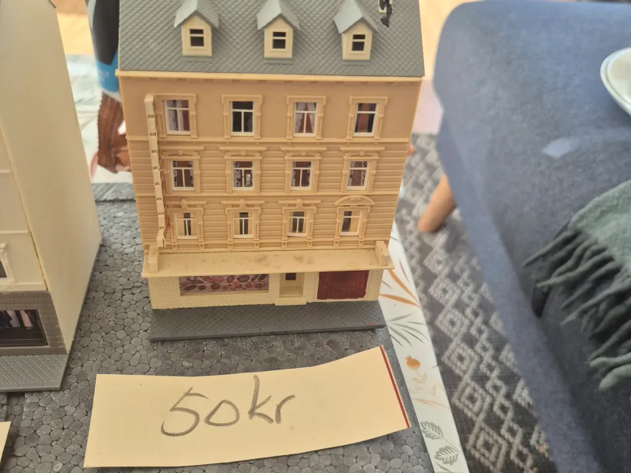 Billede 7 - Forskellige modelhuse og 1 lokomotiv