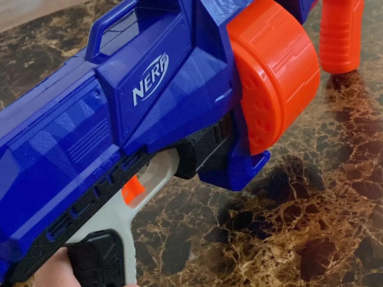 Billede 2 - Stor Nerfguns med pile og en lille følger med