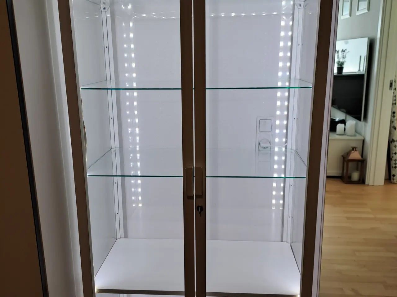 Billede 2 - Vitrineskab Ikea MILSBO , hvid, 73x175 cm