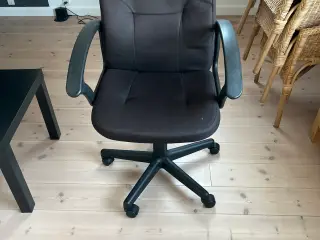 Kontorstol i sort