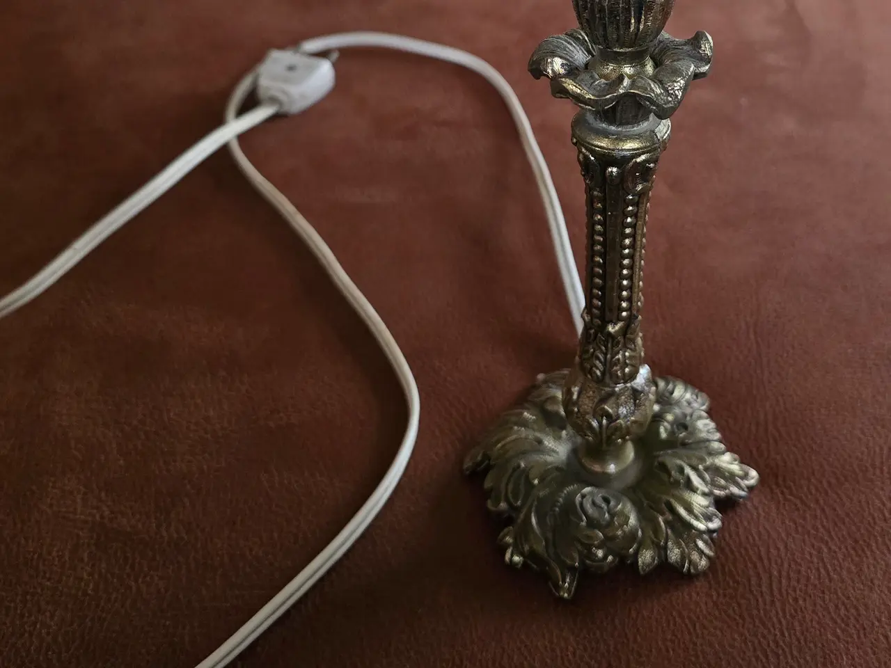 Billede 1 - Smuk vintage bordlampe i messing med klassisk plis