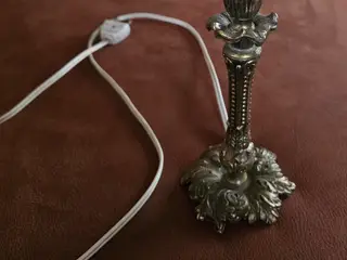 Smuk vintage bordlampe i messing med klassisk plis