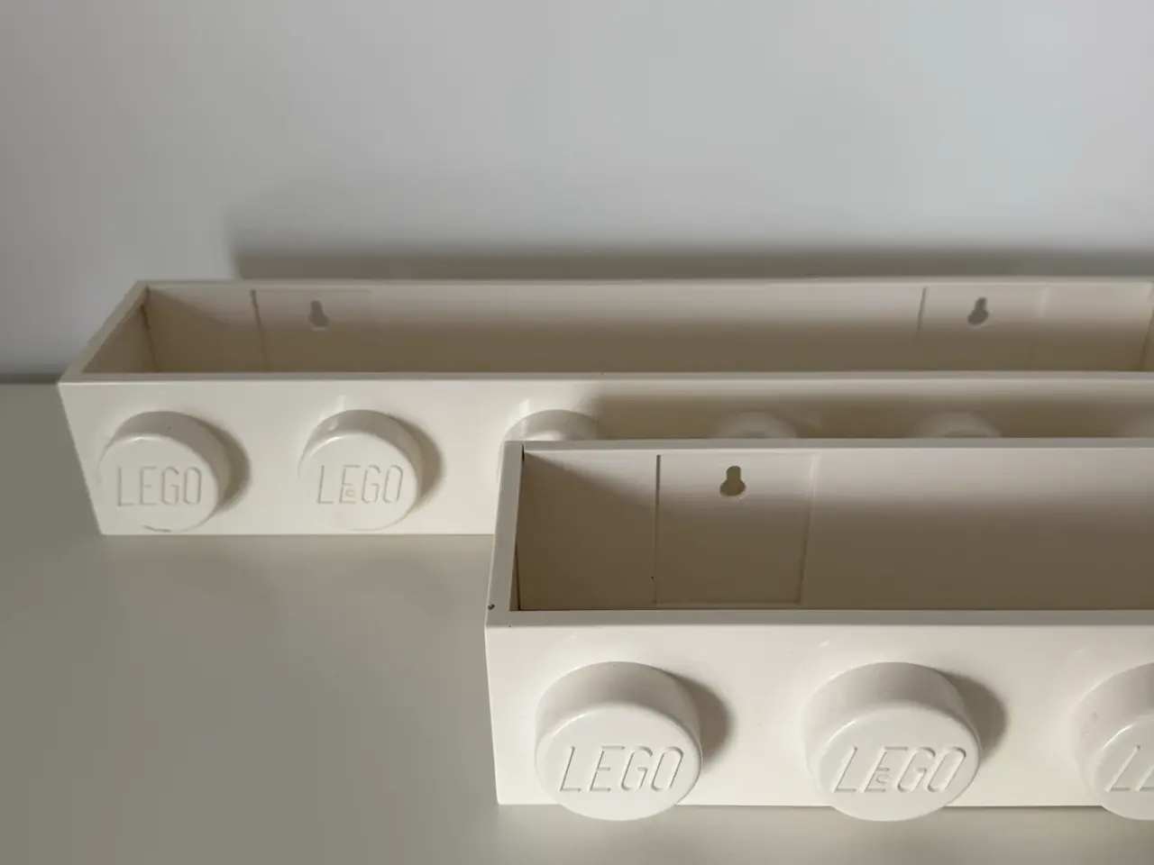 Billede 3 - To LEGO hvide væghylder til opbevaring