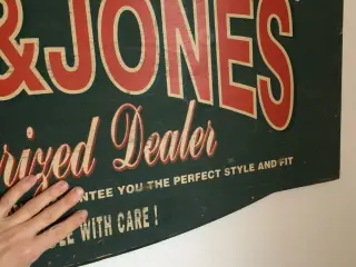 Jack and Jones skilt