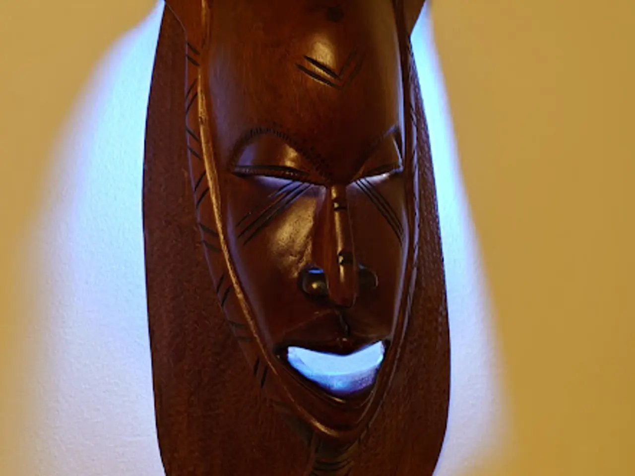 Billede 1 - Håndskåret maske fra Gambia