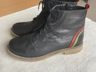 Sorte kalveskindsstøvler str. 38. 300kr