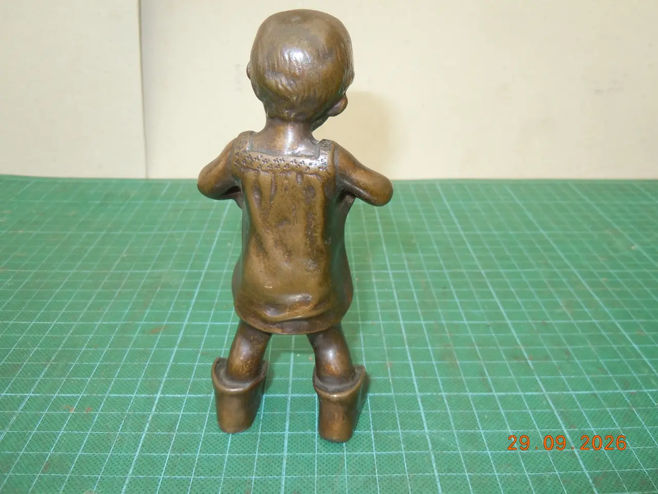 Billede 5 - Bronzefigur, signeret, af barn med store støvler