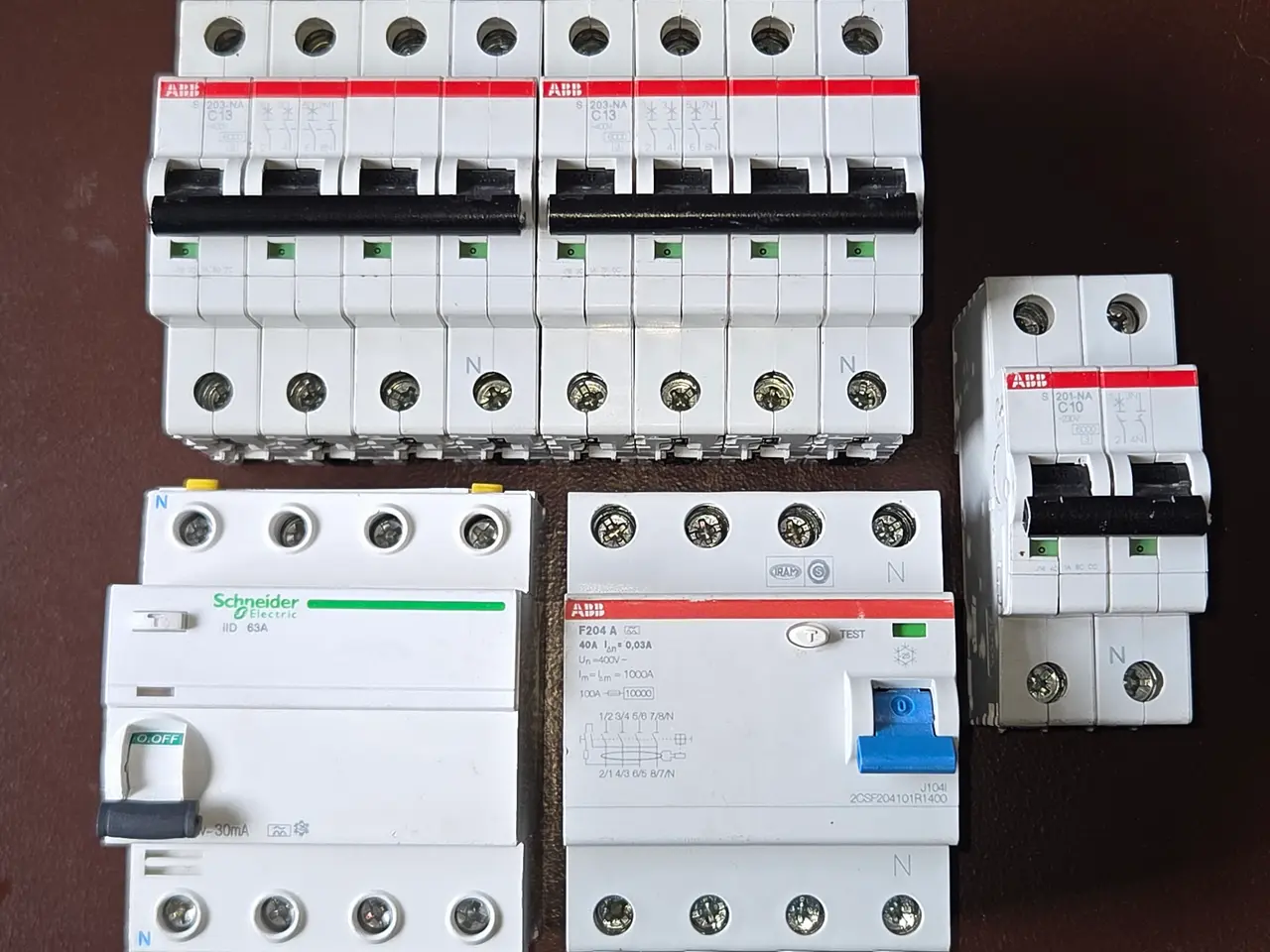 Billede 1 - elektriske tavlekomponenter