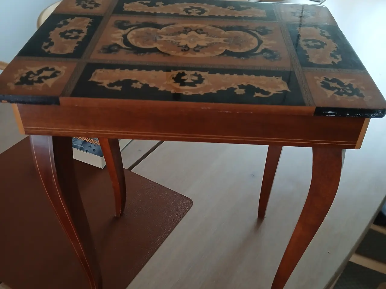 Billede 1 - Lille bord med musik ..optræk