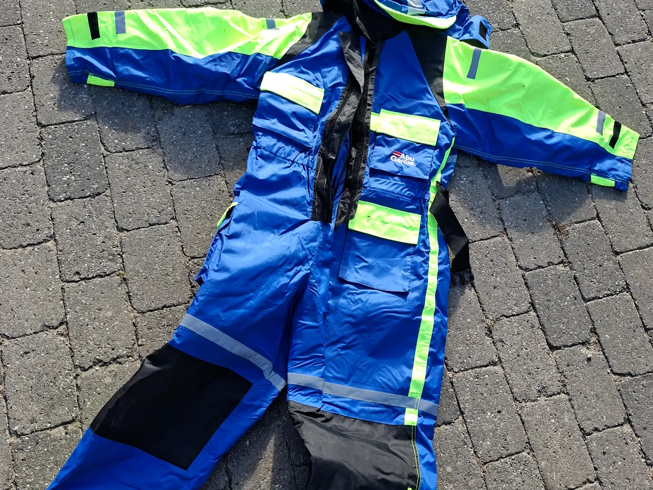 Billede 1 - Flydedragt Str. M fra Abu Garcia med etui.