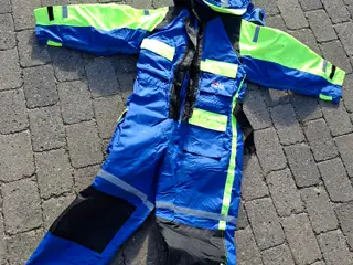 Flydedragt Str. M fra Abu Garcia med etui.