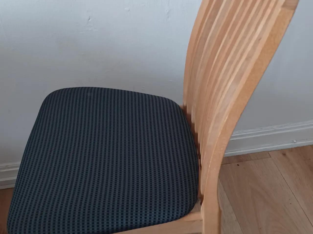 Billede 3 - Bøg/sæbebehandlet spisebordstol. Stof baron tern.
