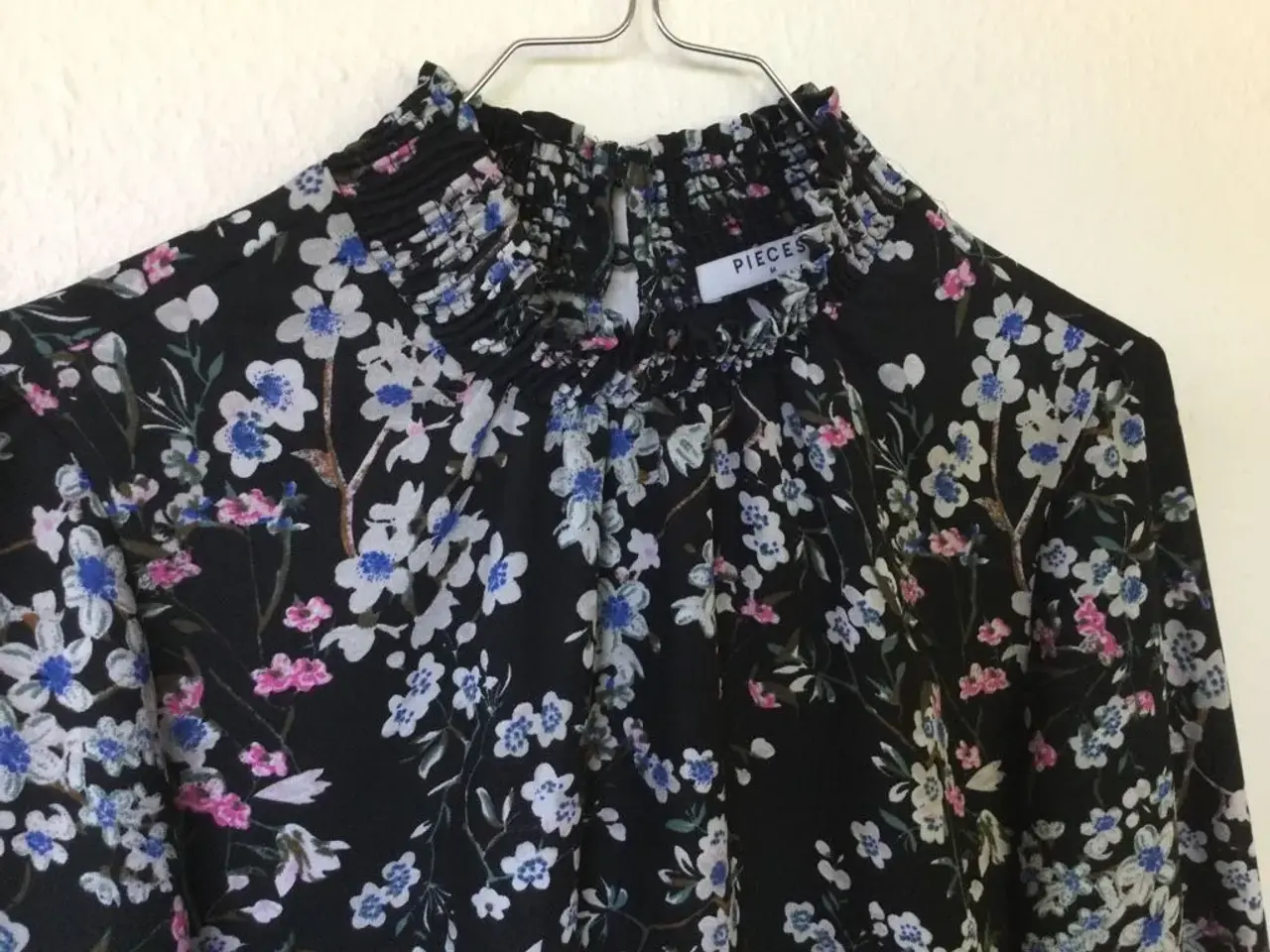 Billede 2 - Fin Blomstret PIECES Bluse str. M
