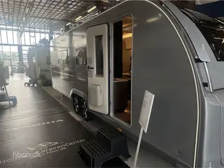 2027 - Adria Alpina 663 HT Twin Adria Alpina 663 HT (2027) – Den nye generation af premium helårsvogne