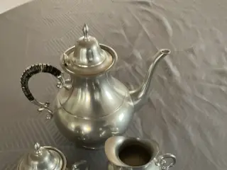 Kaffekande med sukkerskål og flødekande i tin