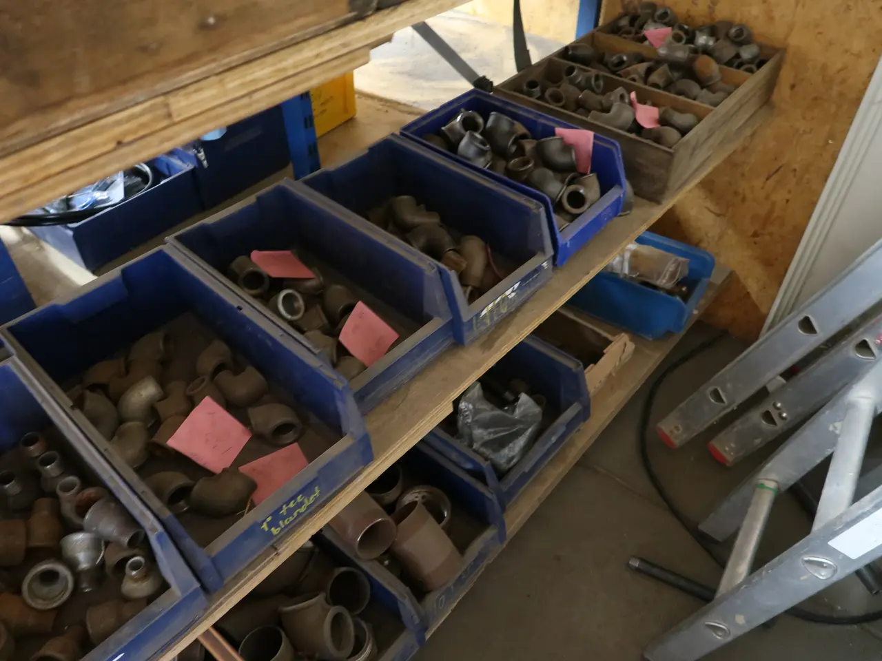 Billede 8 - Div. fittings på reol