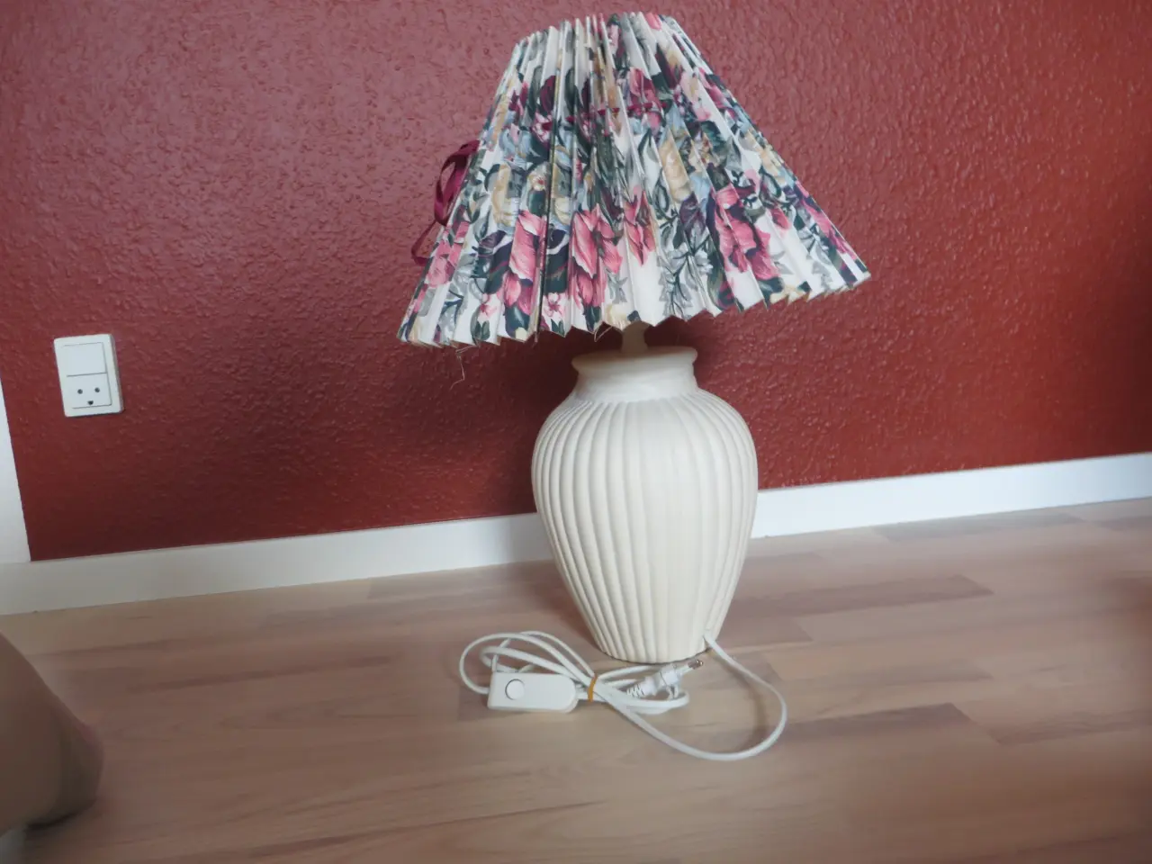 Billede 3 - Anden bordlampe Bordlampe hvid med blomstret skær