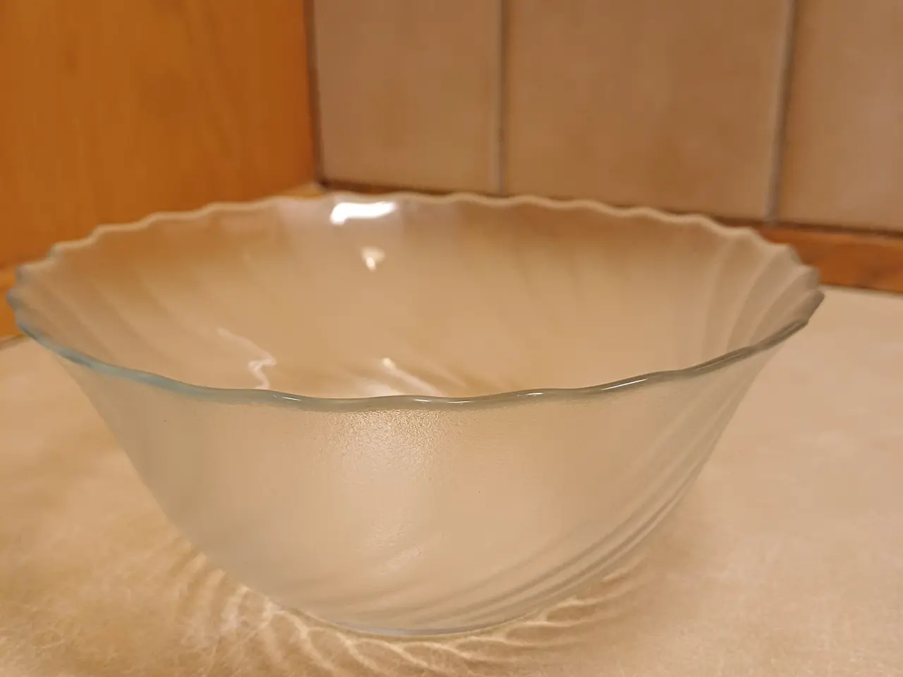 Billede 3 - Glas skål matteret med mønster og bølget kant