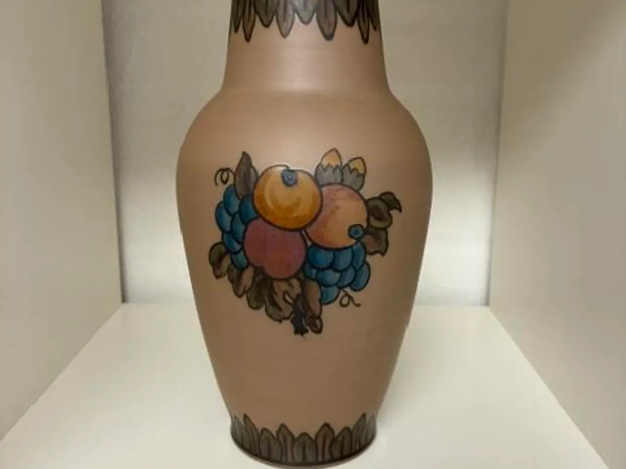 Billede 1 - Vase fra Hjorth med 3 frugtmotiver 26,5 cm
