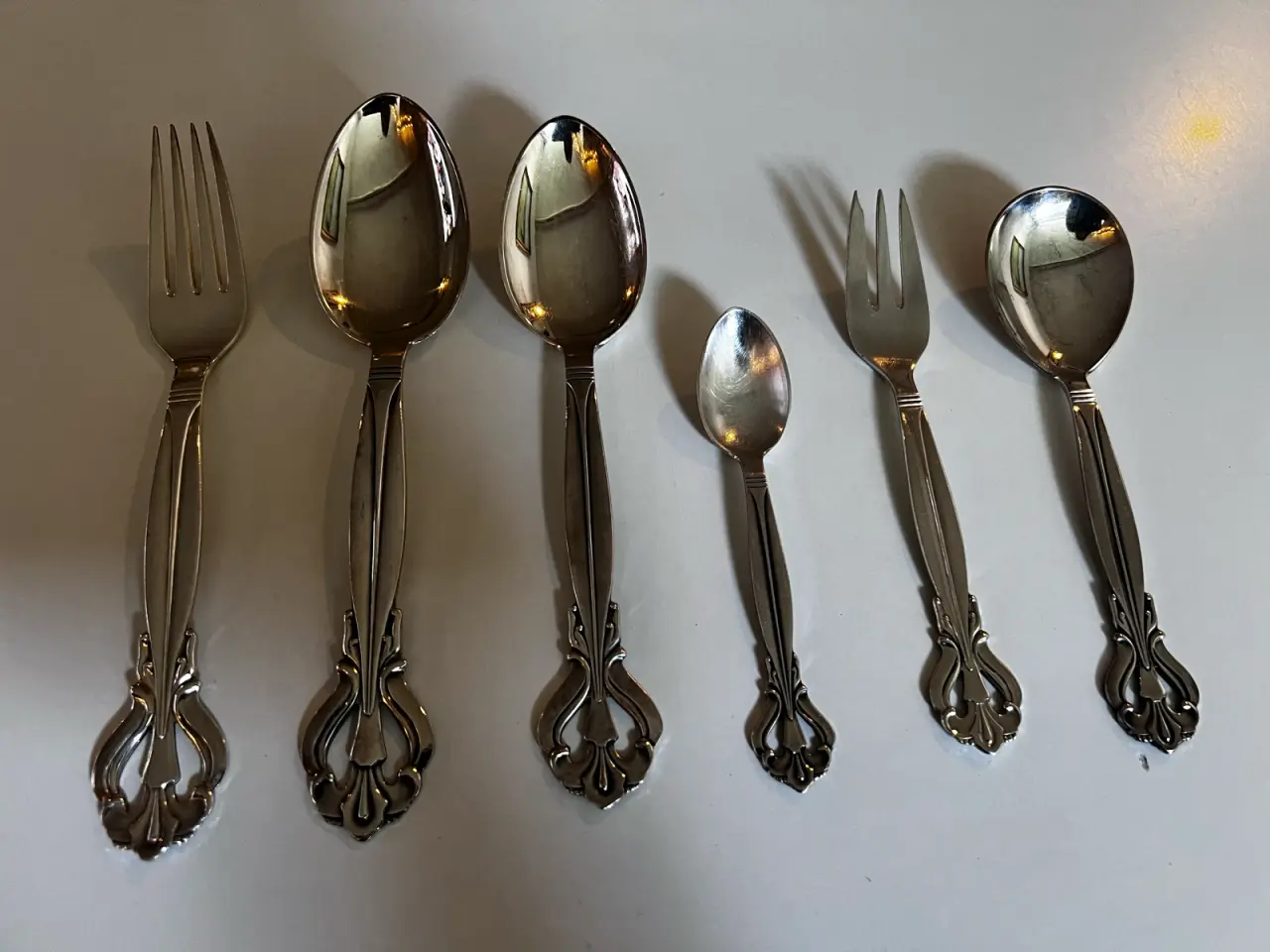 Billede 1 -  Benedikte Frigast 49 stk 12 Raadvad bakelit knive