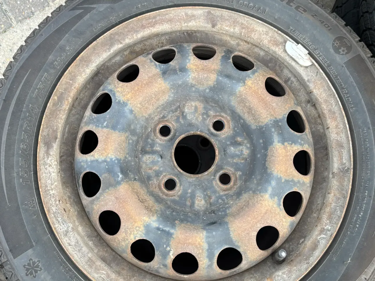 Billede 4 - Helårsdæk på fælge 155/65r14