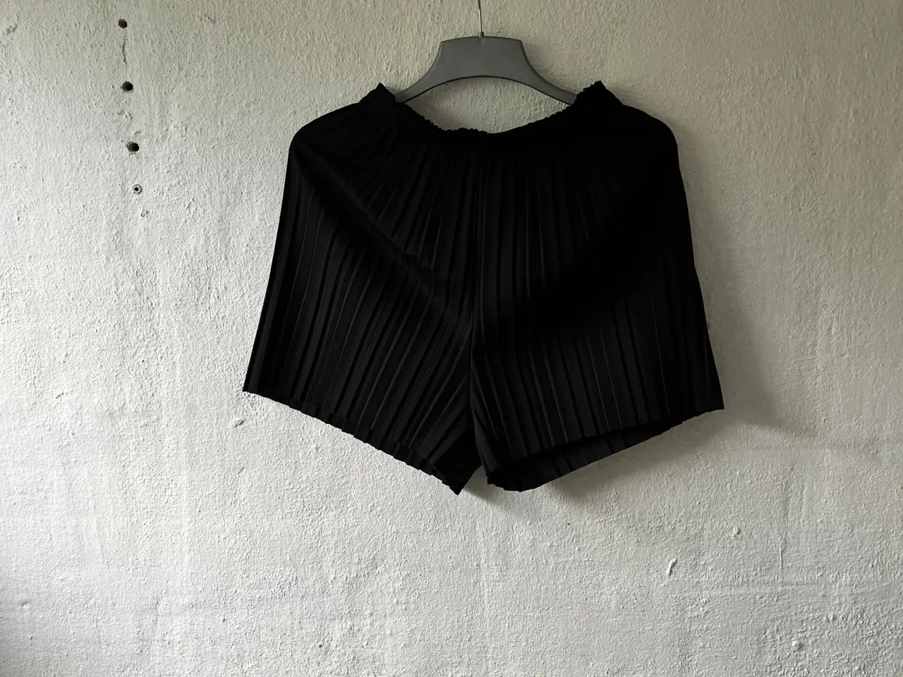 Billede 2 - Sorte hotpants i blondestof