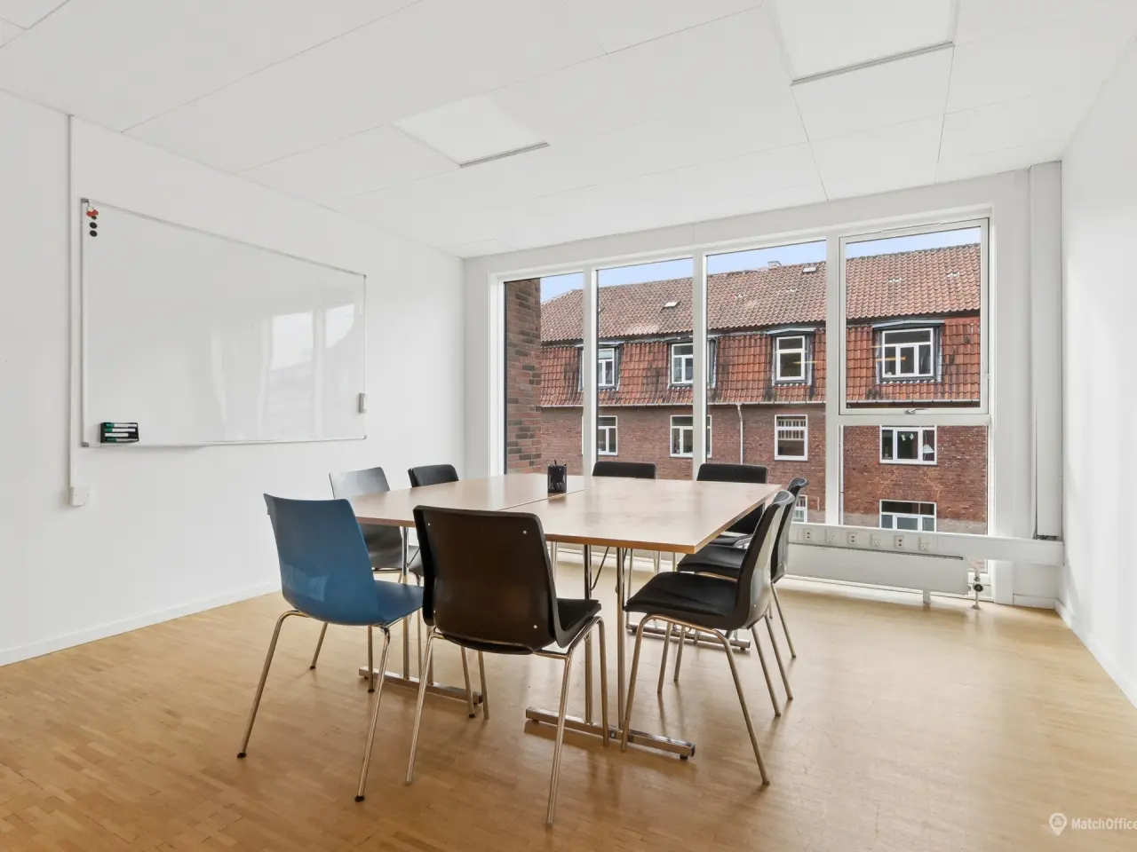 Billede 12 - Indbydende kontormiljø med mange mindre kontorer. samt eget konferencerum i København NV