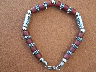 Armbånd med forskellige perler